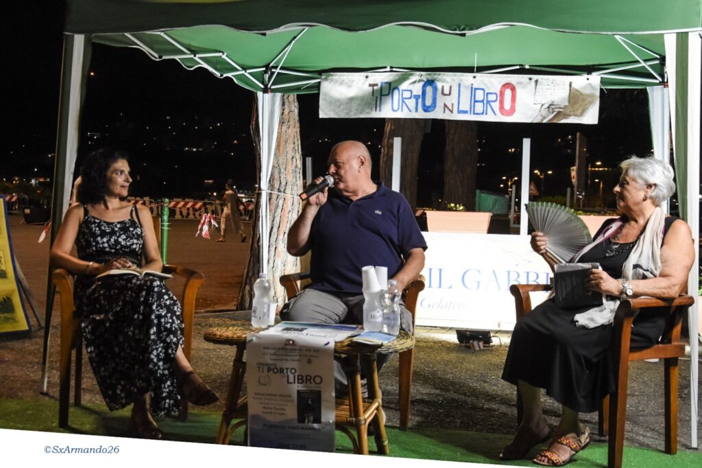 Lo scrittore Gioacchino Criaco appassiona cittadini e turisti con l’ultimo suo romanzo “Dove canta il cuculo” 2 PHOTO 2026 08 02 21 08 01