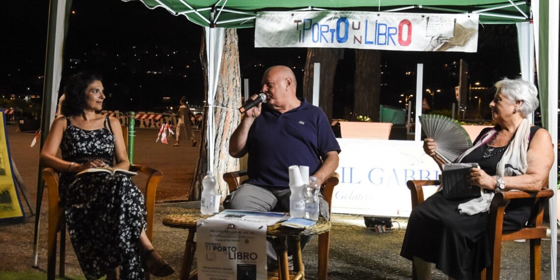 Lo scrittore Gioacchino Criaco appassiona cittadini e turisti con l’ultimo suo romanzo “Dove canta il cuculo” 1 Lo scrittore Gioacchino Criaco appassiona cittadini e turisti con l’ultimo suo romanzo “Dove canta il cuculo”
