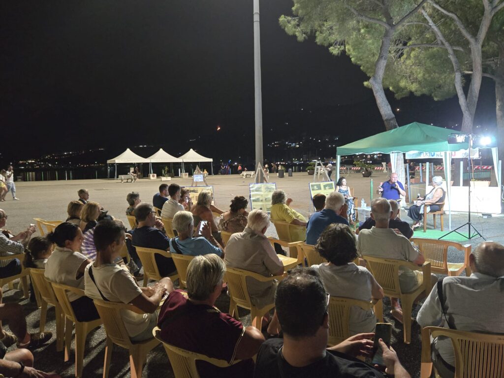 Lo scrittore Gioacchino Criaco appassiona cittadini e turisti con l’ultimo suo romanzo “Dove canta il cuculo” 3 PHOTO 2026 08 02 21 10 10