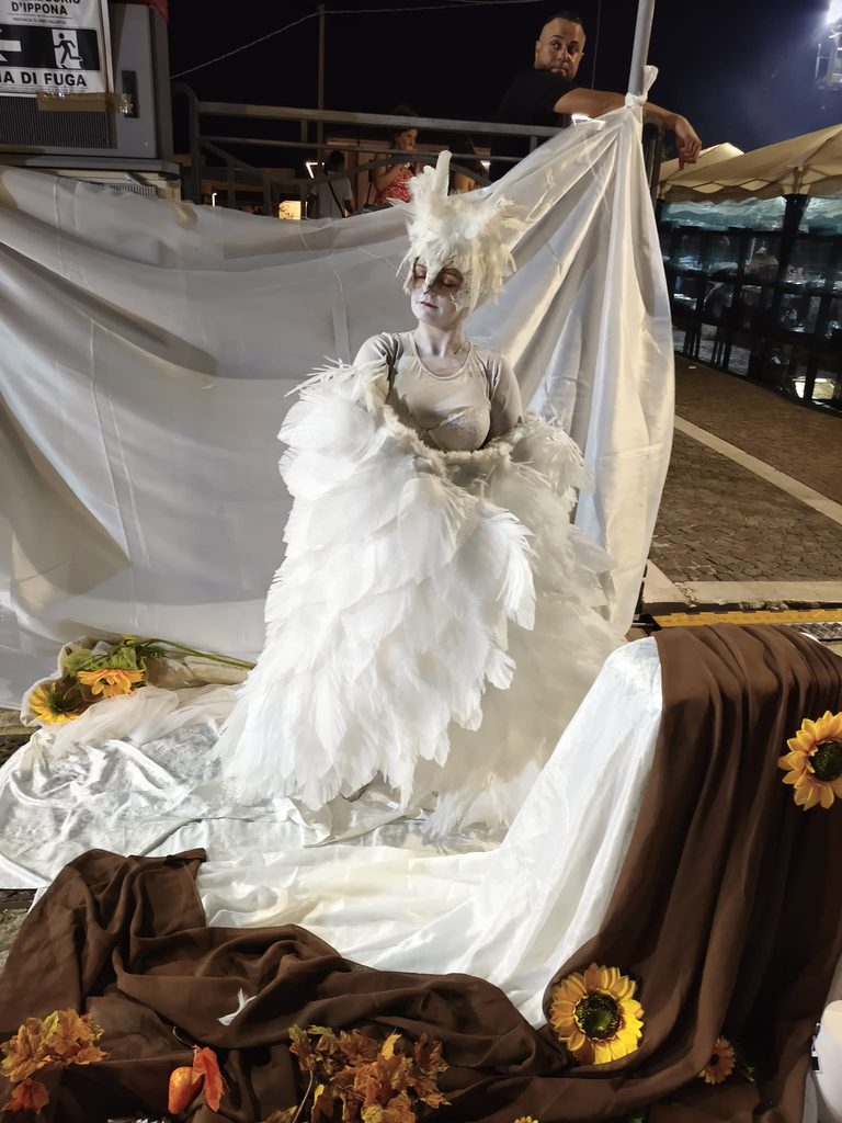 Un successo il XIX Tamburello Festival di Zambrone. Una serata nel segno di Angela, tra musica, memoria e comunità 8 Statua vivente 768x1024 1