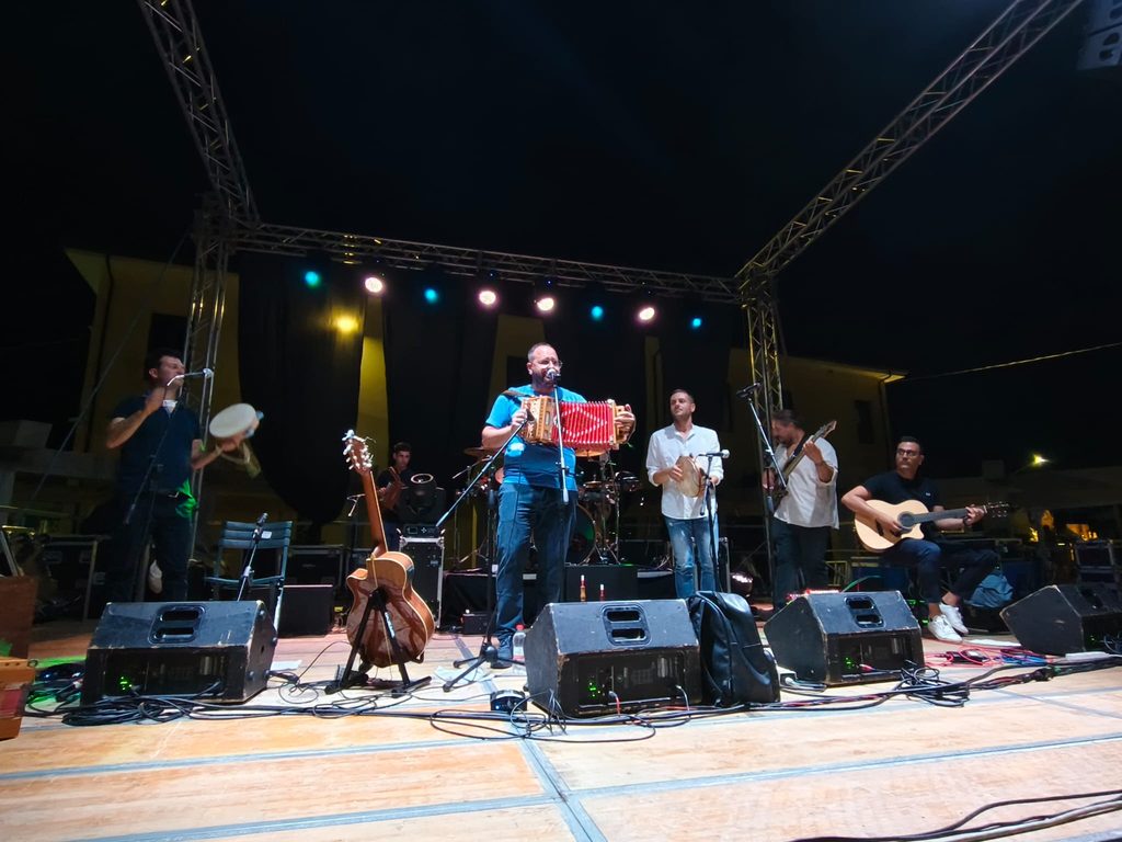 Un successo il XIX Tamburello Festival di Zambrone. Una serata nel segno di Angela, tra musica, memoria e comunità 3 Tea suoni e danze della tradizione