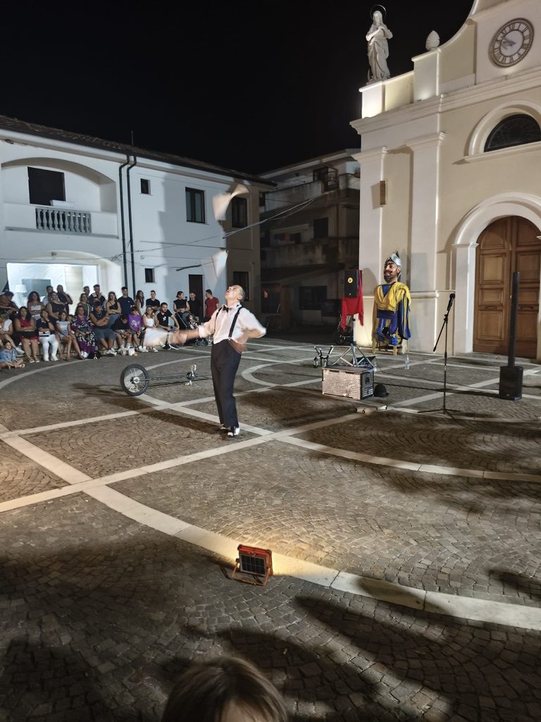 Un successo il XIX Tamburello Festival di Zambrone. Una serata nel segno di Angela, tra musica, memoria e comunità 6 Teatro da strada Ci vuole calma 768x1024 1