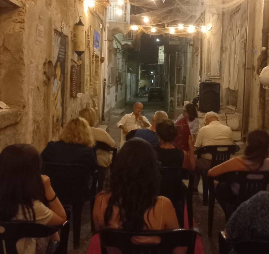 Briatico, la poesia trova casa in Via del Pescatore: emozioni e riflessioni per la presentazione di "Amarsi per Amare" 4 WhatsApp Image 2026 08 01 at 08.39.10 1 1