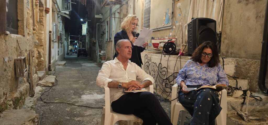 Briatico, la poesia trova casa in Via del Pescatore: emozioni e riflessioni per la presentazione di "Amarsi per Amare" 3 WhatsApp Image 2026 08 01 at 08.39.11