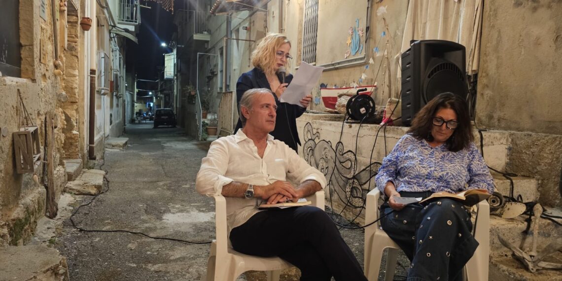 Briatico, la poesia trova casa in Via del Pescatore: emozioni e riflessioni per la presentazione di "Amarsi per Amare" 1 Briatico, la poesia trova casa in Via del Pescatore: emozioni e riflessioni per la presentazione di “Amarsi per Amare”