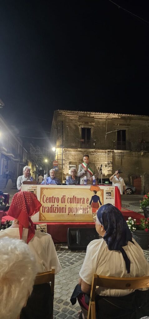 Francavilla Angitola, il Premio "Città del Drago" celebra le eccellenze davanti a una piazza gremita 2 WhatsApp Image 2026 08 04 at 10.50.53