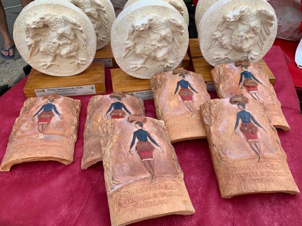 Francavilla Angitola, il Premio "Città del Drago" celebra le eccellenze davanti a una piazza gremita 4 WhatsApp Image 2026 08 04 at 10.50.54 1