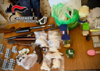 San Gregorio d’Ippona: armi clandestine, munizioni e oltre un chilo di droga nascoste in abitazioni abbandonate 1 San Gregorio d’Ippona: armi clandestine, munizioni e oltre un chilo di droga nascoste in abitazioni abbandonate