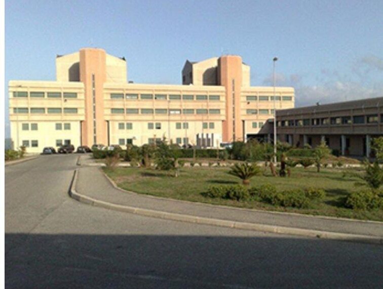 A tu per tu" nella Casa Circondariale di Vibo Valentia: incontro con l'autore Domenico Nardo e la docente Antonella Moschella 1 A tu per tu” nella Casa Circondariale di Vibo Valentia: incontro con l’autore Domenico Nardo e la docente Antonella Moschella