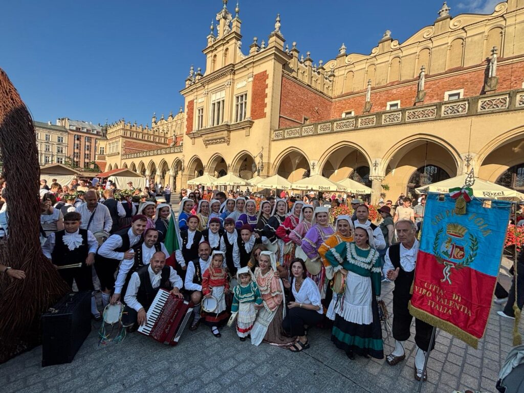 Il Gruppo Folk Città di Vibo Valentia porta la Calabria a Cracovia: tradizione e identità protagoniste in Polonia 2 WhatsApp Image 2026 08 08 at 21.55.26 1