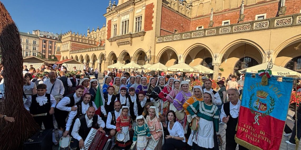 Il Gruppo Folk Città di Vibo Valentia porta la Calabria a Cracovia: tradizione e identità protagoniste in Polonia 1 Il Gruppo Folk Città di Vibo Valentia porta la Calabria a Cracovia: tradizione e identità protagoniste in Polonia