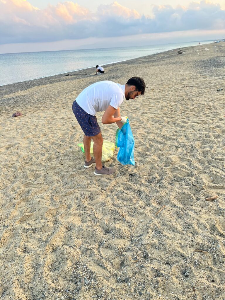 Fatti, non parole: i ragazzi del Leo Club di Vibo Valentia ripuliscono la spiaggia di Colamaio 4 WhatsApp Image 2026 08 12 at 10.40.22 1