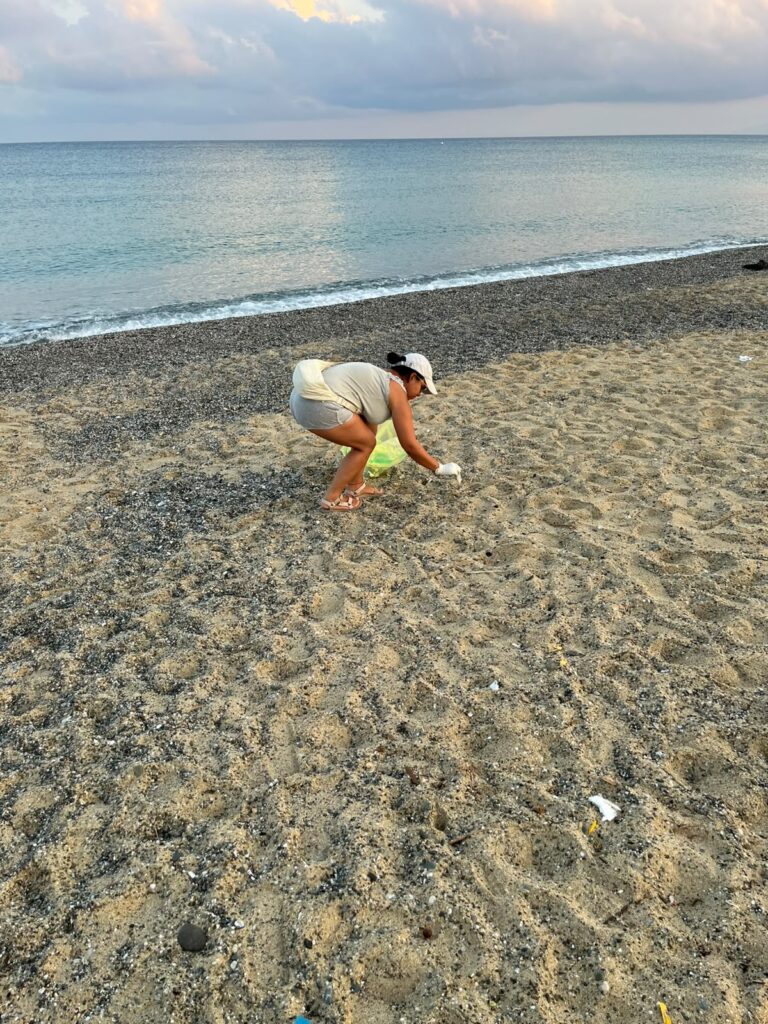 Fatti, non parole: i ragazzi del Leo Club di Vibo Valentia ripuliscono la spiaggia di Colamaio 3 WhatsApp Image 2026 08 12 at 10.40.22 2