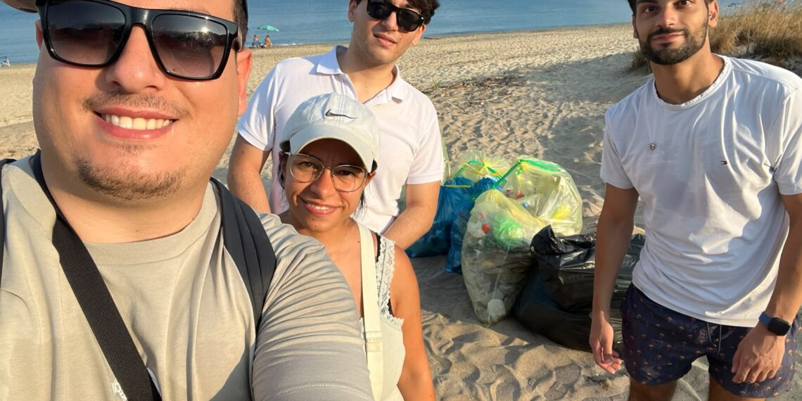 Fatti, non parole: i ragazzi del Leo Club di Vibo Valentia ripuliscono la spiaggia di Colamaio 1 Fatti, non parole: i ragazzi del Leo Club di Vibo Valentia ripuliscono la spiaggia di Colamaio