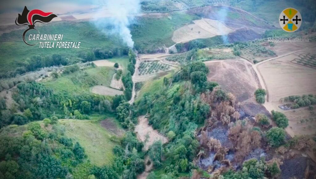 Mileto, appicca il fuoco e si allontana con il trattore. Ma il drone lo sta filmando e i Carabinieri lo arrestano (VIDEO) 5 WhatsApp Image 2026 08 18 at 08.43.55