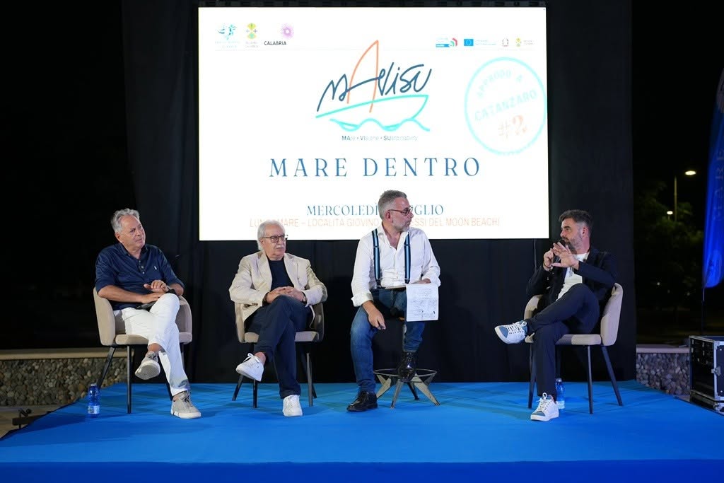 Parchi Marini, martedì 25 a Cetraro, sesta tappa di Mare Dentro. Mavisu, una barca di fatti e di contenuti. Nuovo progetto: ora le guide del mare 4 WhatsApp Image 2026 08 22 at 10.32.43