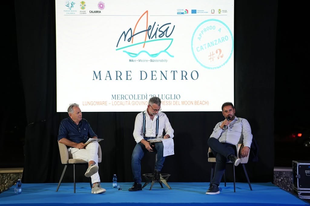 Parchi Marini, martedì 25 a Cetraro, sesta tappa di Mare Dentro. Mavisu, una barca di fatti e di contenuti. Nuovo progetto: ora le guide del mare 3 WhatsApp Image 2026 08 22 at 10.32.44 1
