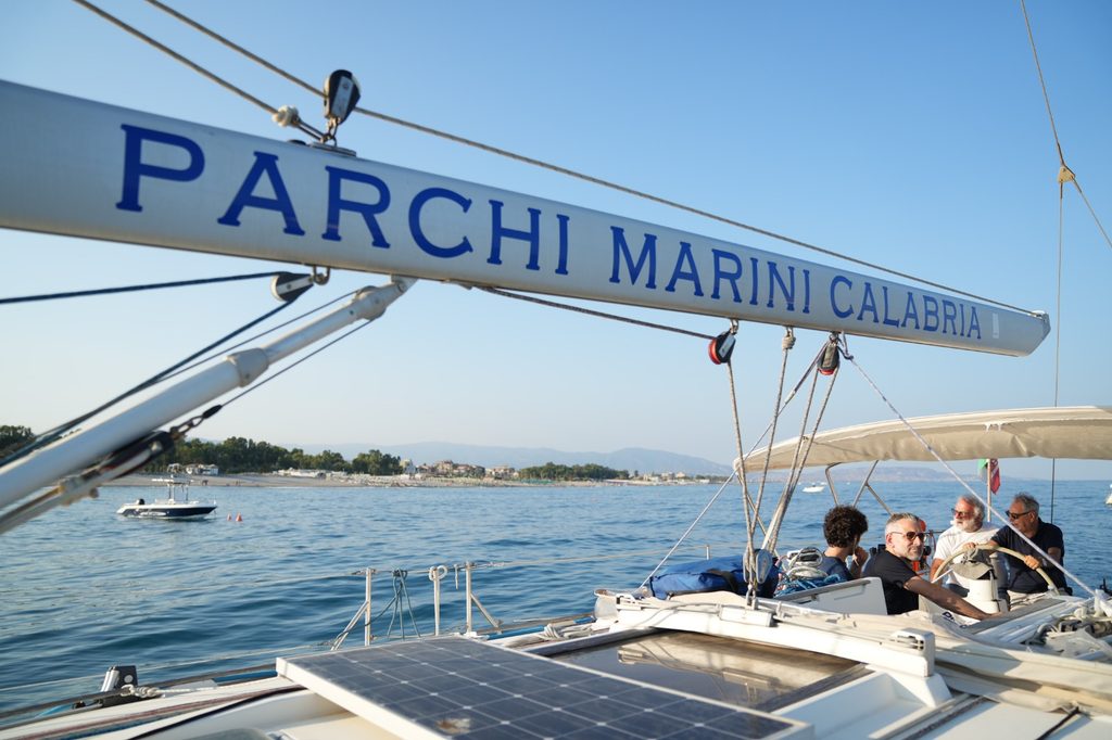 Parchi Marini, martedì 25 a Cetraro, sesta tappa di Mare Dentro. Mavisu, una barca di fatti e di contenuti. Nuovo progetto: ora le guide del mare 10 WhatsApp Image 2026 08 22 at 10.32.44 3