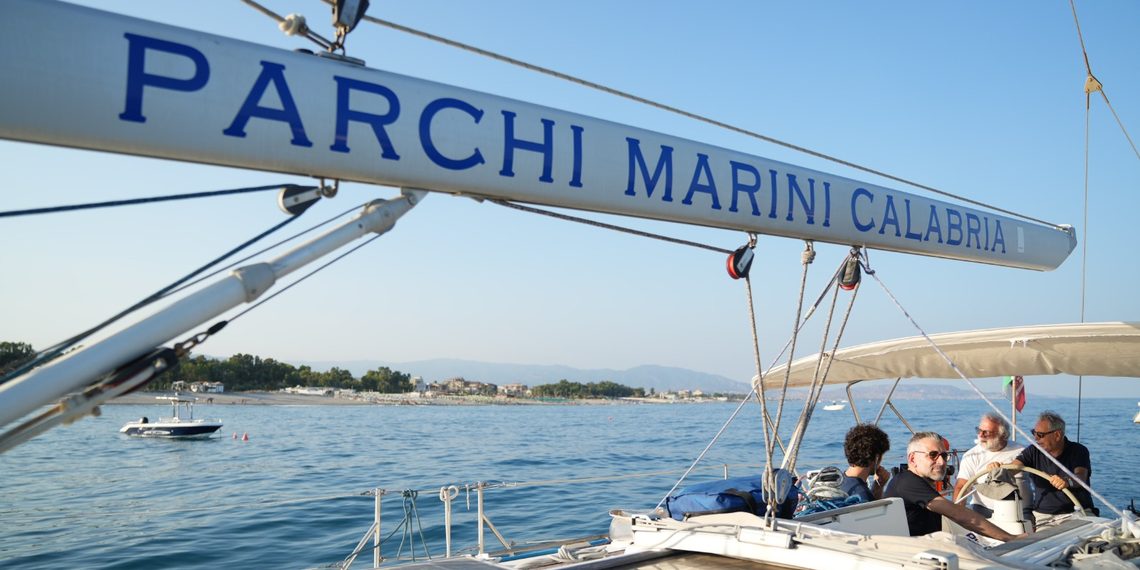 Parchi Marini, martedì 25 a Cetraro, sesta tappa di Mare Dentro. Mavisu, una barca di fatti e di contenuti. Nuovo progetto: ora le guide del mare 1 Parchi Marini, martedì 25 a Cetraro, sesta tappa di Mare Dentro. Mavisu, una barca di fatti e di contenuti. Nuovo progetto: ora le guide del mare
