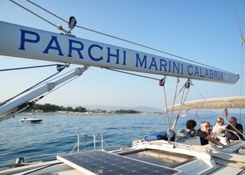 Parchi Marini, martedì 25 a Cetraro, sesta tappa di Mare Dentro. Mavisu, una barca di fatti e di contenuti. Nuovo progetto: ora le guide del mare