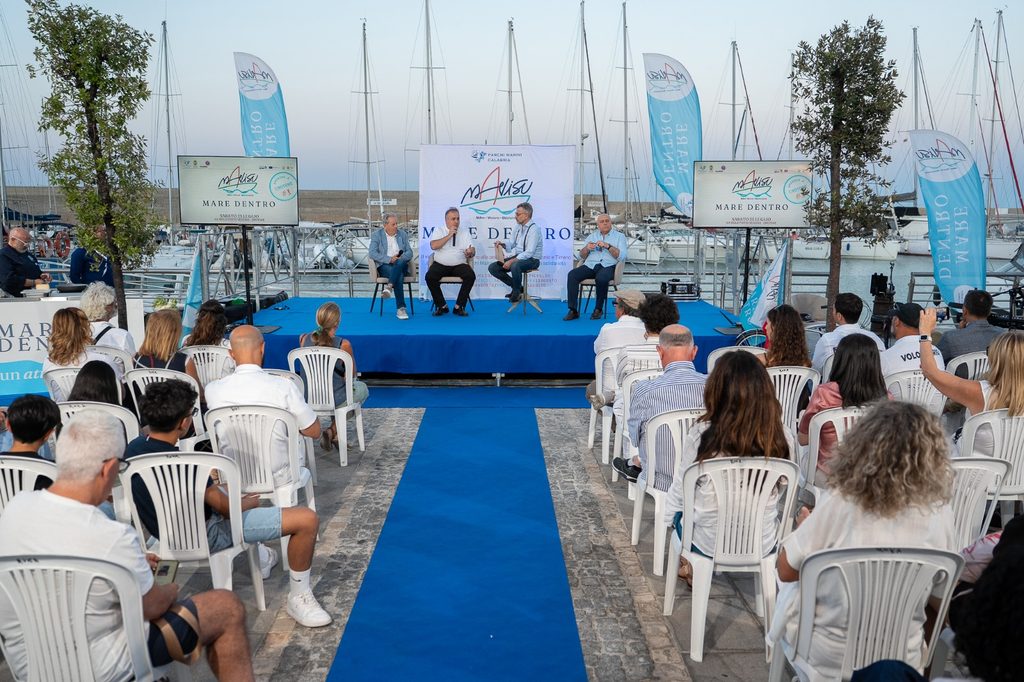 Parchi Marini, martedì 25 a Cetraro, sesta tappa di Mare Dentro. Mavisu, una barca di fatti e di contenuti. Nuovo progetto: ora le guide del mare 5 WhatsApp Image 2026 08 22 at 10.32.46 1