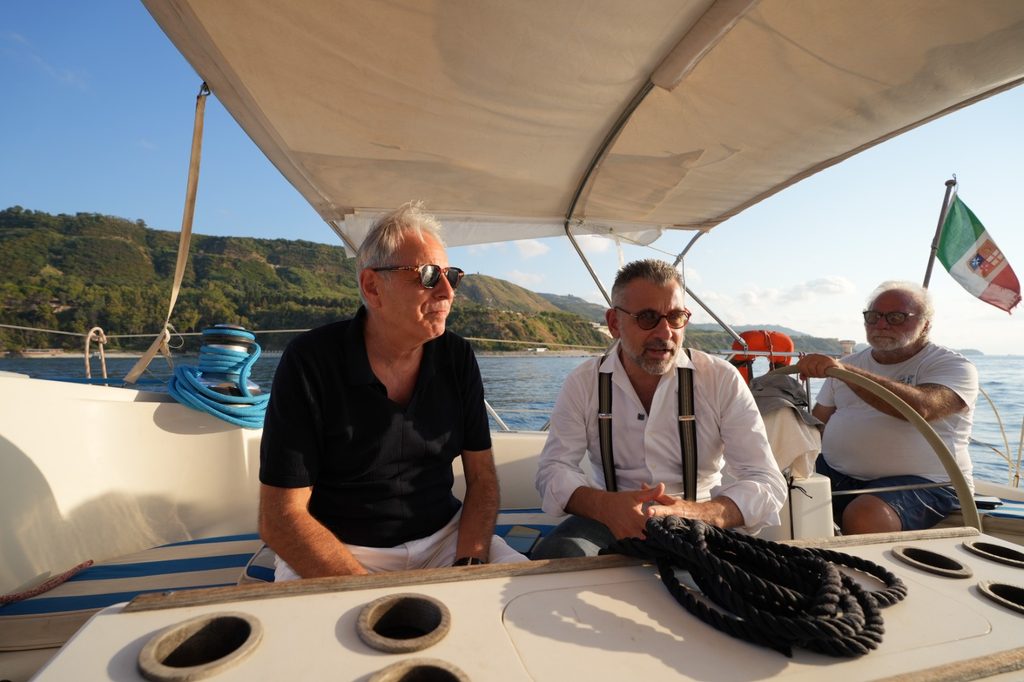 Parchi Marini, martedì 25 a Cetraro, sesta tappa di Mare Dentro. Mavisu, una barca di fatti e di contenuti. Nuovo progetto: ora le guide del mare 8 WhatsApp Image 2026 08 22 at 10.32.49