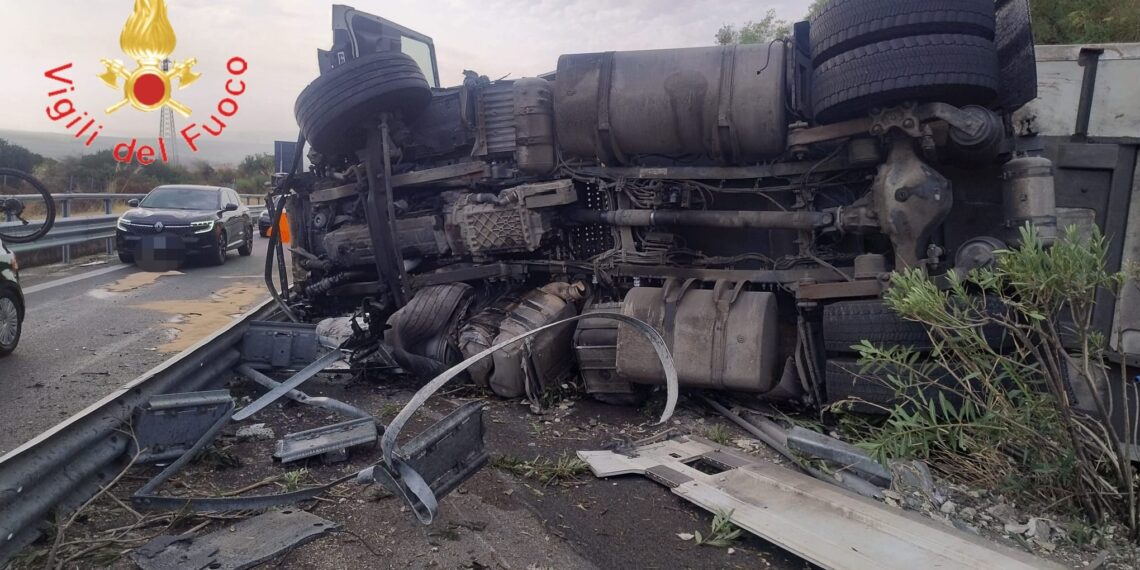 Un camion con rimorchio si è ribaltato sull’autostrada tra Frascineto e Sibari, A2 del Mediterraneo chiusa in direzione sud