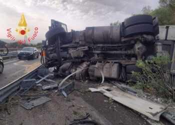 Un camion con rimorchio si è ribaltato sull'autostrada tra Frascineto e Sibari, A2 del Mediterraneo chiusa in direzione sud 1 Un camion con rimorchio si è ribaltato sull’autostrada tra Frascineto e Sibari, A2 del Mediterraneo chiusa in direzione sud
