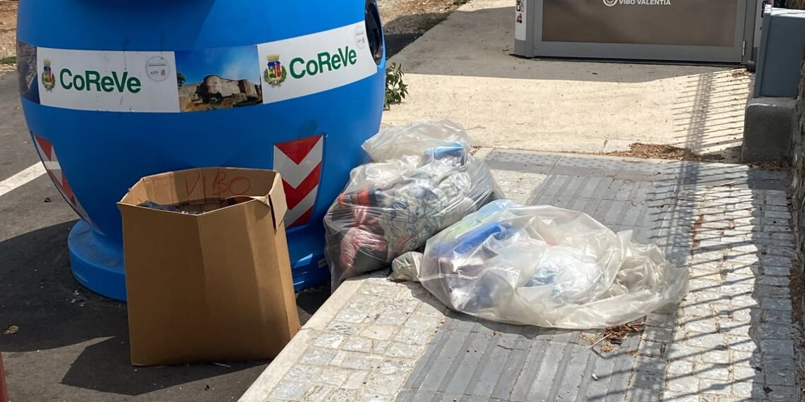 Abbandono di rifiuti: individuati nuovi trasgressori grazie alle telecamere e al controllo all’interno delle buste 1 Abbandono di rifiuti: individuati nuovi trasgressori grazie alle telecamere e al controllo all’interno delle buste