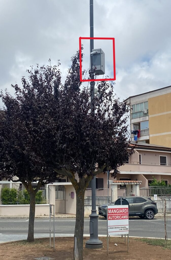 Abbandono di rifiuti: individuati nuovi trasgressori grazie alle telecamere e al controllo all’interno delle buste 3 abbandono rifiuti parco urbano telecamere videosorveglianza 2