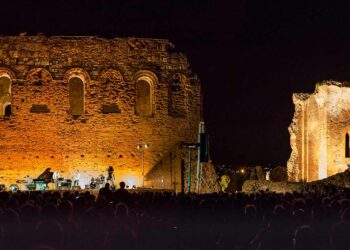 Ma che serata al Parco Archeologico della Roccelletta, tra Chiara, la luna e la musica di Sparagna!