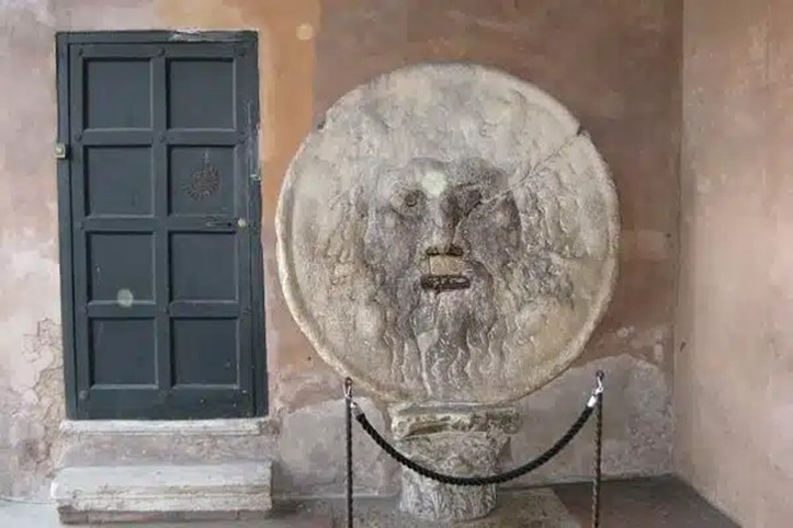 La Bocca della Verità, non era un magico giudice, ma un antico tombino romano 1 La Bocca della Verità, non era un magico giudice, ma un antico tombino romano