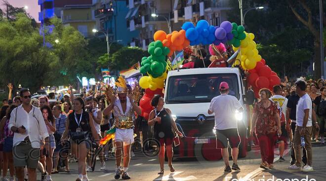 Che bella festa il Pride a Marina di Catanzaro, città aperta 1 Che bella festa il Pride a Marina di Catanzaro, città aperta
