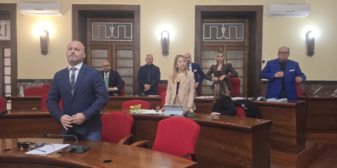 A Vibo Valentia il Consiglio comunale si ferma ancora: quando il numero legale diventa una via di fuga dal confronto 1 A Vibo Valentia il Consiglio comunale si ferma ancora: quando il numero legale diventa una via di fuga dal confronto