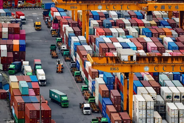 Arrestati due portuali a Gioia Tauro mentre tentavano di portare fuori dal porto alcuni borsoni con 252 chilogrammi di cocaina 1 Arrestati due portuali a Gioia Tauro mentre tentavano di portare fuori dal porto alcuni borsoni con 252 chilogrammi di cocaina