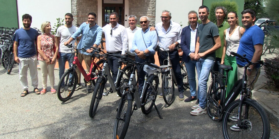 Itinerari del Riccio, consegnate ai Comuni le 88 e-bike: prende forma la rete del cicloturismo tra Jonio e Serre 1 Itinerari del Riccio, consegnate ai Comuni le 88 e-bike: prende forma la rete del cicloturismo tra Jonio e Serre