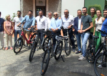 Itinerari del Riccio, consegnate ai Comuni le 88 e-bike: prende forma la rete del cicloturismo tra Jonio e Serre 1 Itinerari del Riccio, consegnate ai Comuni le 88 e-bike: prende forma la rete del cicloturismo tra Jonio e Serre