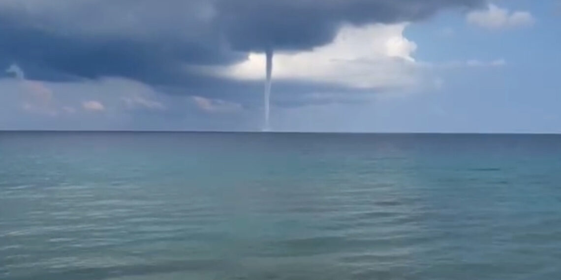 Tromba marina sfiora il cielo di Pizzo. È successo questa mattina in zona Prangi (VIDEO) 1 Tromba marina sfiora il cielo di Pizzo. È successo questa mattina in zona Prangi (VIDEO)