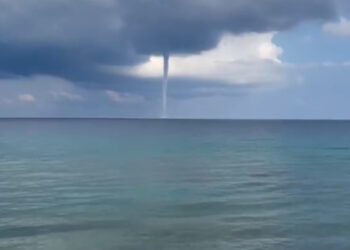 Tromba marina sfiora il cielo di Pizzo. È successo questa mattina in zona Prangi (VIDEO)