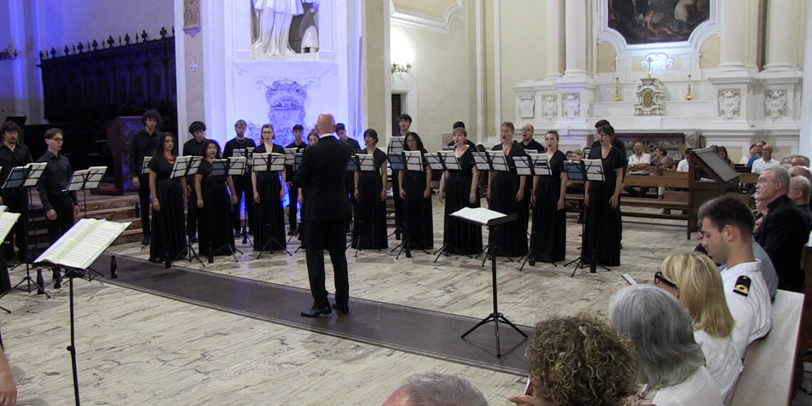 Il Coro Giovanile Italiano incanta il Duomo di Vibo Valentia in una serata di musica, fede e speranza (VIDEO) 1 Il Coro Giovanile Italiano incanta il Duomo di Vibo Valentia in una serata di musica, fede e speranza (VIDEO)