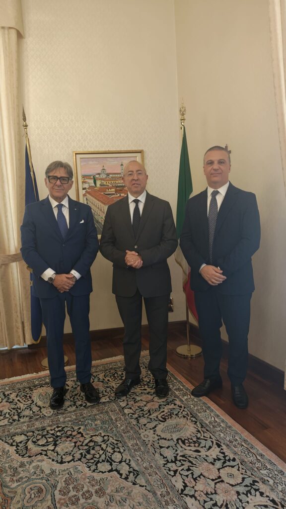 Il Prefetto Clemente Di Nuzzo in visita istituzionale alla Camera di Commercio Di Catanzaro Crotone Vibo Valentia 2 da sn Falbo Di Nuzzo De Vinci
