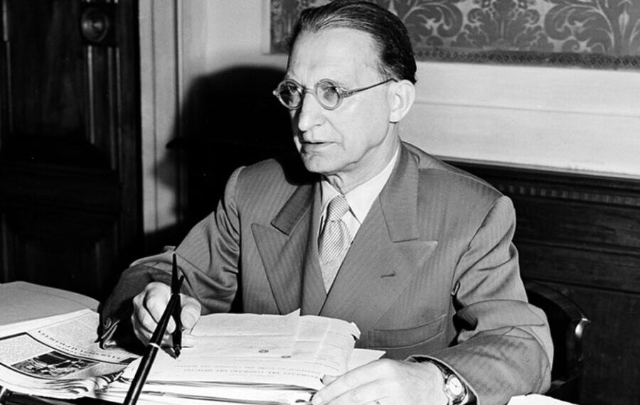 Settantaduesimo anniversario della morte Alcide De Gasperi, dialogo immaginario tra due ragazzi e un vecchio prof 1 Settantaduesimo anniversario della morte Alcide De Gasperi, dialogo immaginario tra due ragazzi e un vecchio prof
