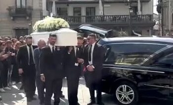 Serra San Bruno si è fermata per Andrea: l’ultimo saluto a una giovane vita spezzata 4 Serra San Bruno si è fermata per Andrea: l’ultimo saluto a una giovane vita spezzata