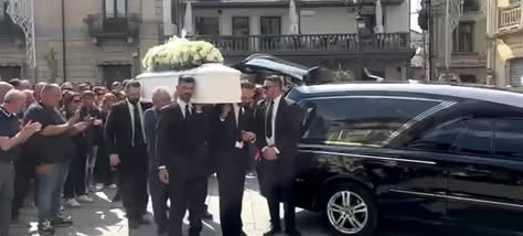 Serra San Bruno si è fermata per Andrea: l’ultimo saluto a una giovane vita spezzata 1 Serra San Bruno si è fermata per Andrea: l’ultimo saluto a una giovane vita spezzata