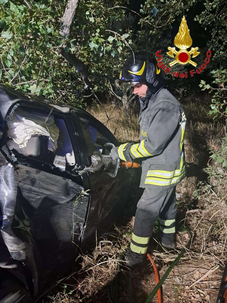 Incidente stradale sulla SP 22 a Spilinga: intervento dei Vigili del Fuoco 4 incidente spilinga 1