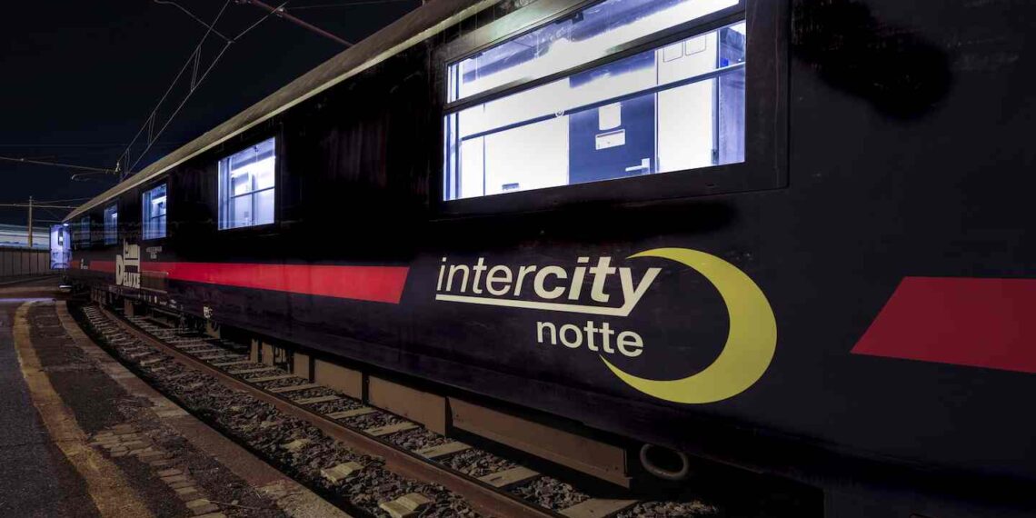 Un fulmine colpisce un treno in Liguria, forti ritardi sul Reggio Calabria - Torino 1 Un fulmine colpisce un treno in Liguria, forti ritardi sul Reggio Calabria – Torino