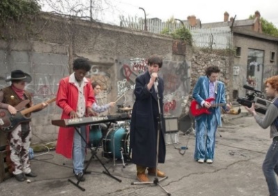 “Sing Street”, un film delicato di immagini e musica per ogni età, domani sera a Vibo Marina 3 sing street