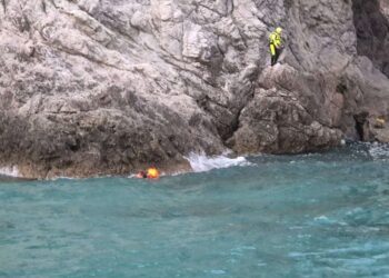 Capo Vaticano, due turisti bloccati su un costone roccioso: intervento dei Vigili del Fuoco