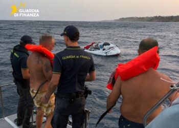 Una motovedetta della Sezione Operativa Navale di Crotone ha salvato gli occupanti di una barca al largo di Isola Capo Rizzuto