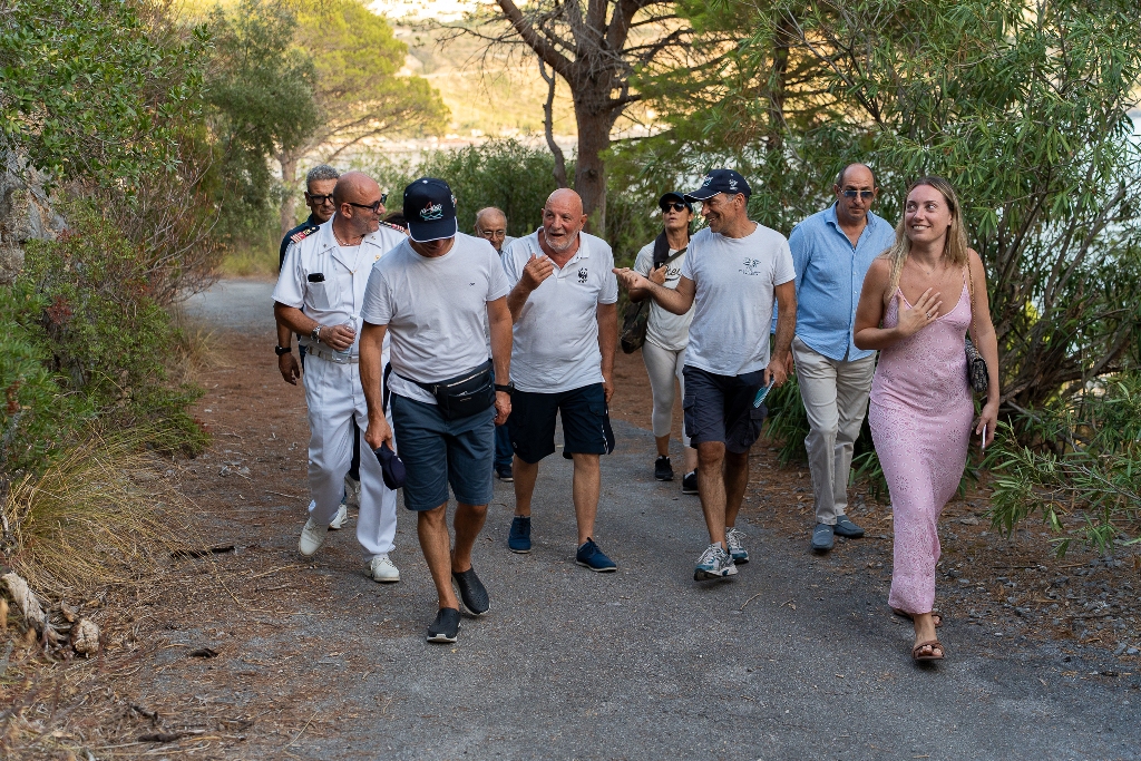 Mare Dentro, da Praia il messaggio: il mare si tutela e si vive 12 mesi l’anno, con una nuova consapevolezza: la Calabria è montagna sopra e sotto il mare 9 MARE DENTRO PRAIA A MARE 212